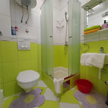 Mara Apartment Cres