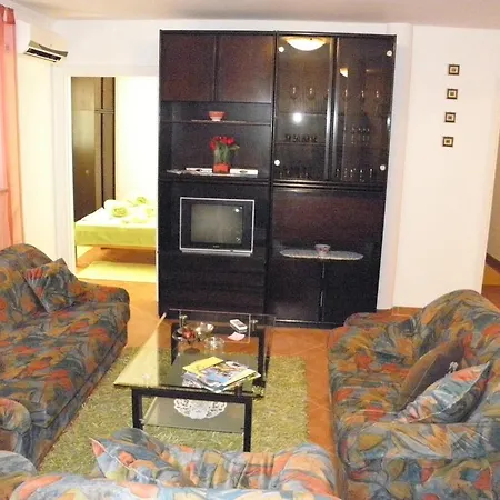 Mara Apartment Cres