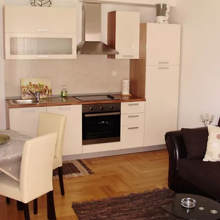 Mara Apartment Cres