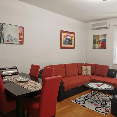 Mara Apartment Cres