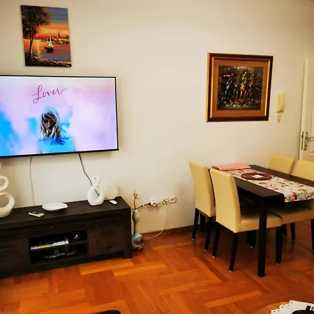 Mara Apartment Cres